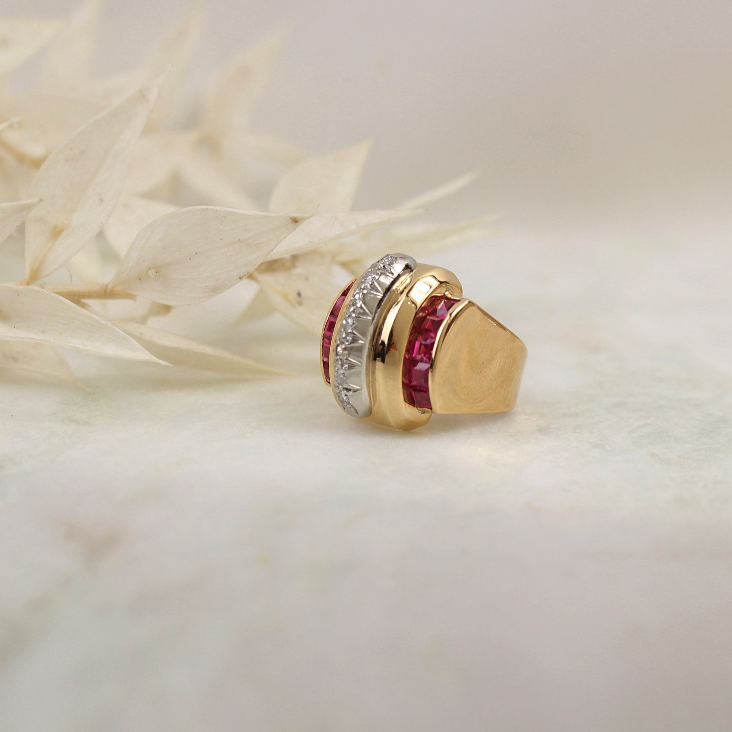 bague tank en or rose ligne de rubis calibrés et diamants 