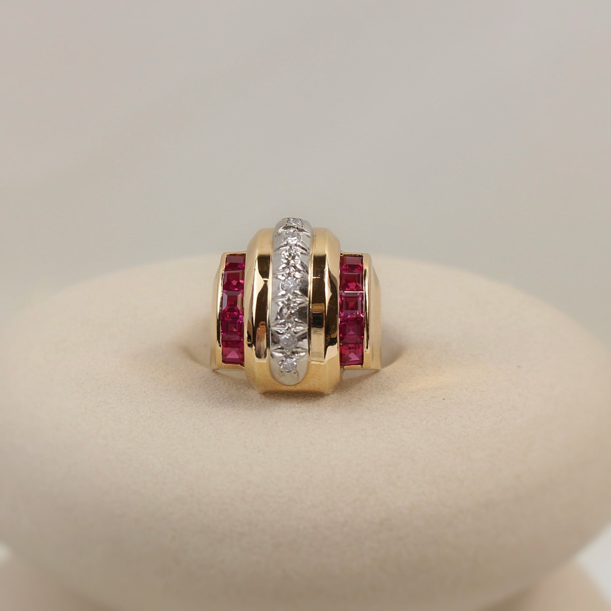 Superbe bague Tank demi-cylindrique en or rose à crête diamantée. La bague est formée par une ligne centrale de 7 diamants de 0,04carat  de 2 lignes de rubis calibrés pour souligner les volumes de cette superbe bague tank.