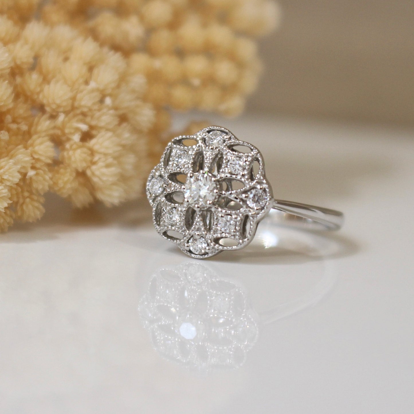 bague de fiancaille esprit art déco et motifs géométriques filigranés forme fleurs diamantés 