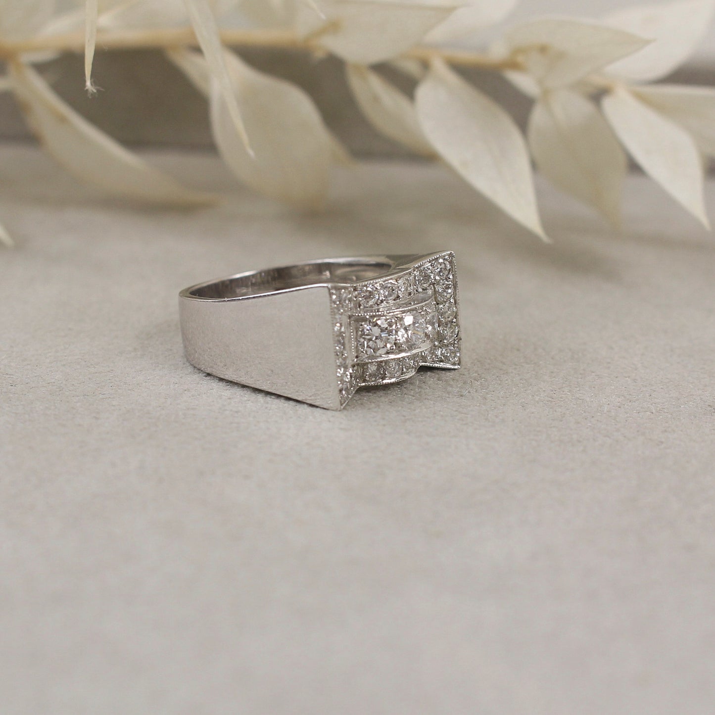 Très belle bague d'inspiration art déco aux volumes pont à livre ouvert pavé de diamants sur or blanc