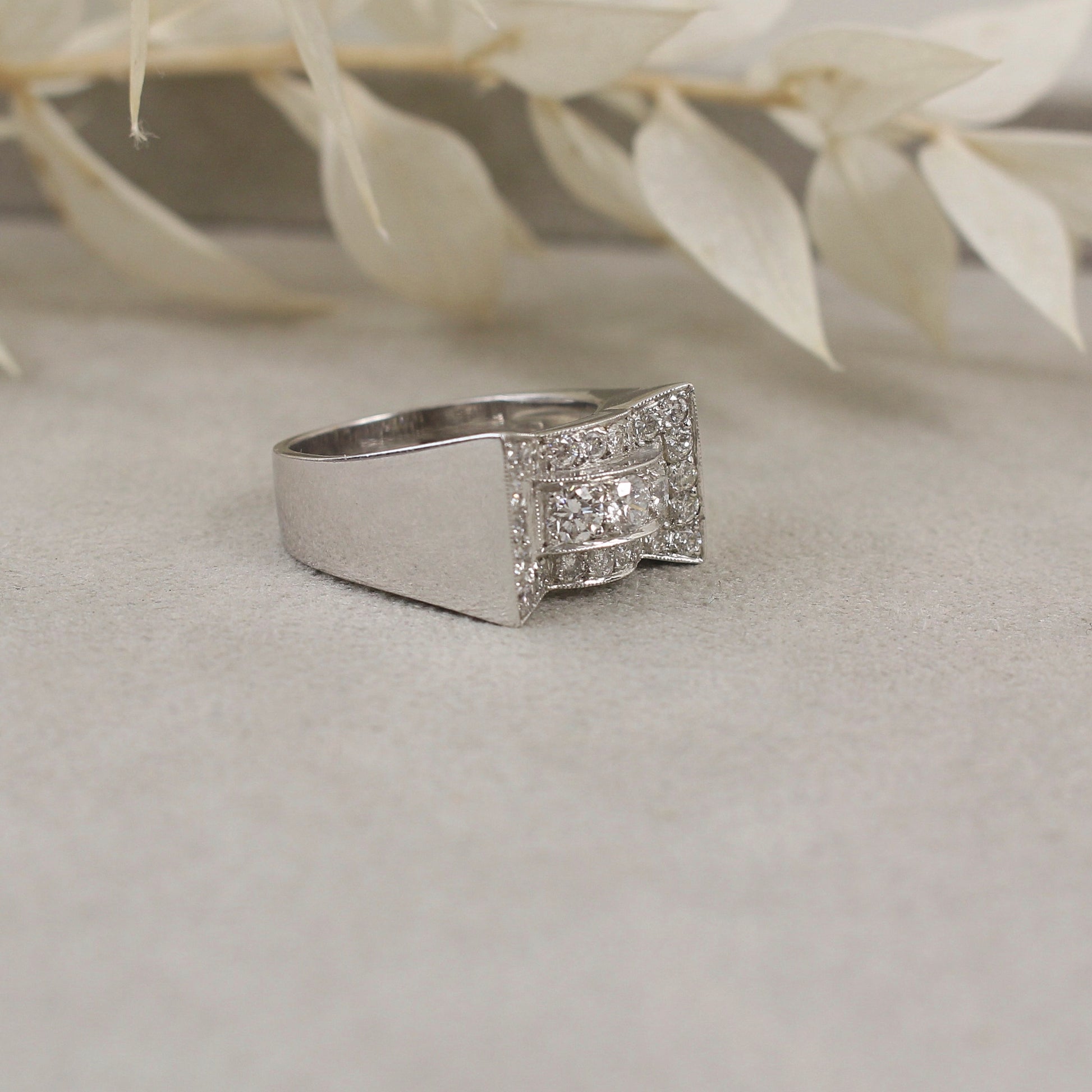 Très belle bague d'inspiration art déco aux volumes pont à livre ouvert pavé de diamants sur or blanc