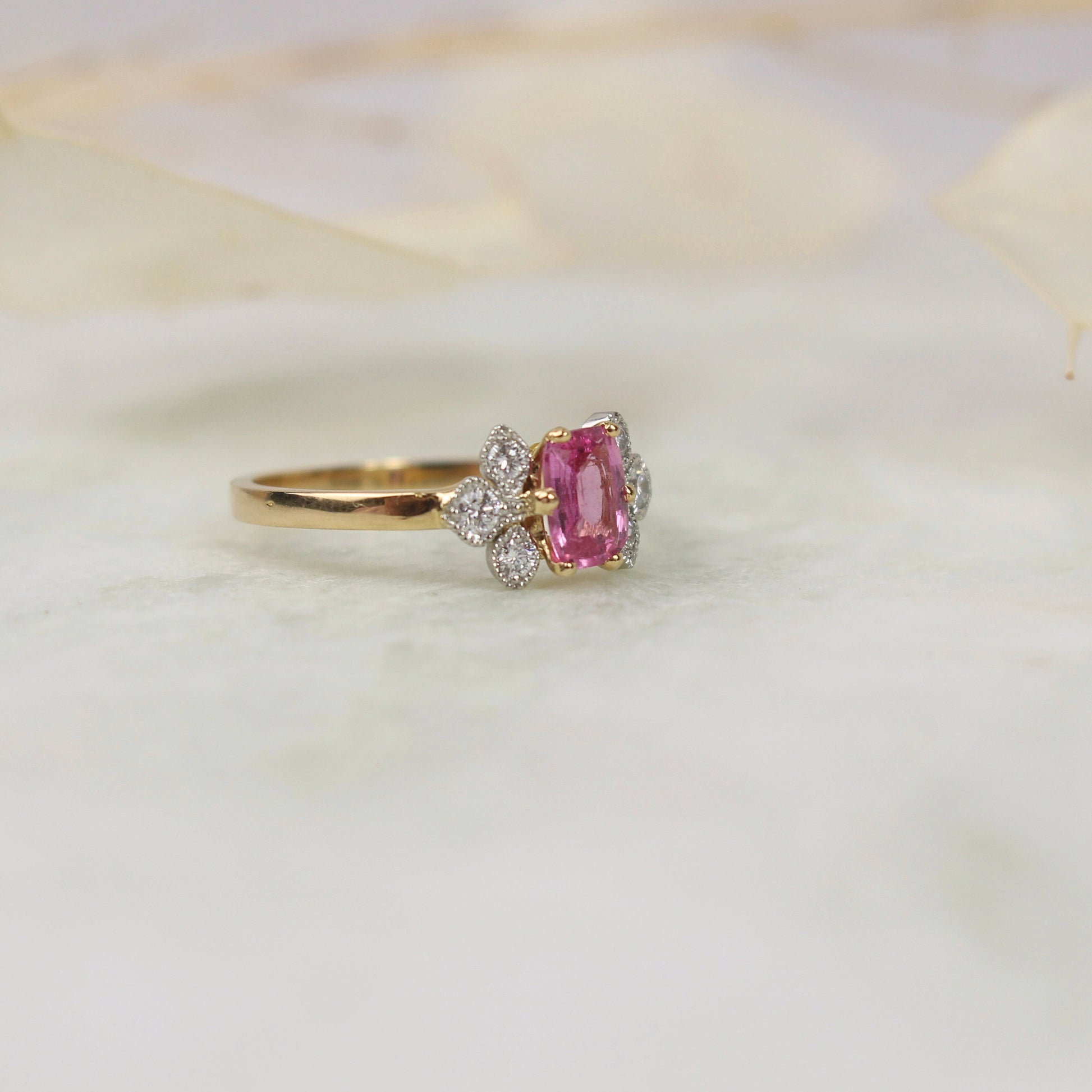 Beau saphir rose taille coussin avec de chaque cote 3 diamants en serti clos perle sur platine