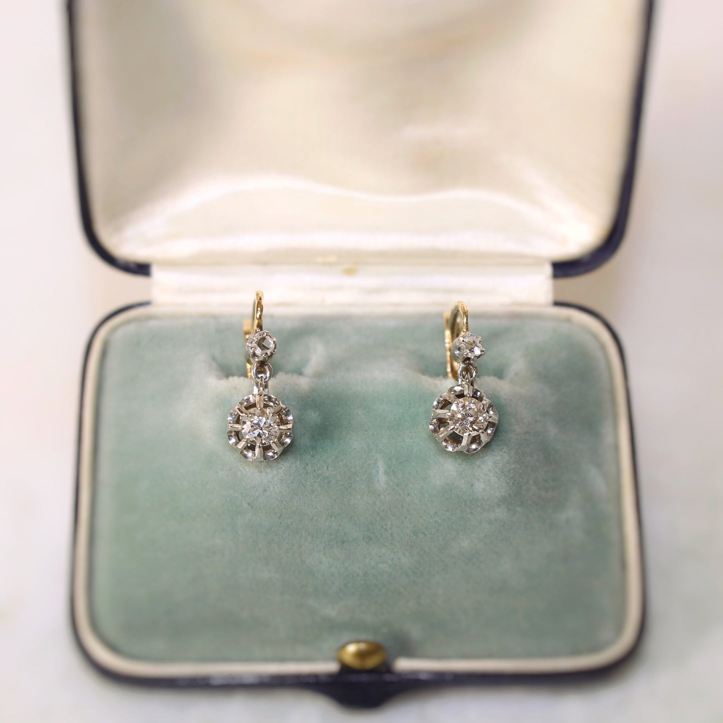 Boucles d'oreilles anciennes avec diamants montés sur platine