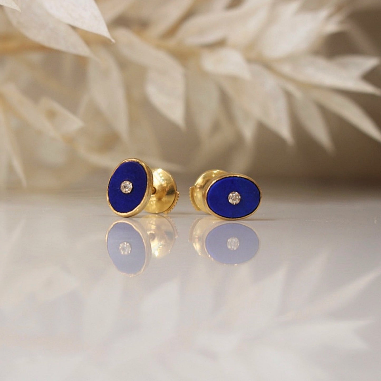 Boucles d oreilles en lapis lazuli et diamants au centre, monture en or jaune 750/1000- 9mm par 6,5mm