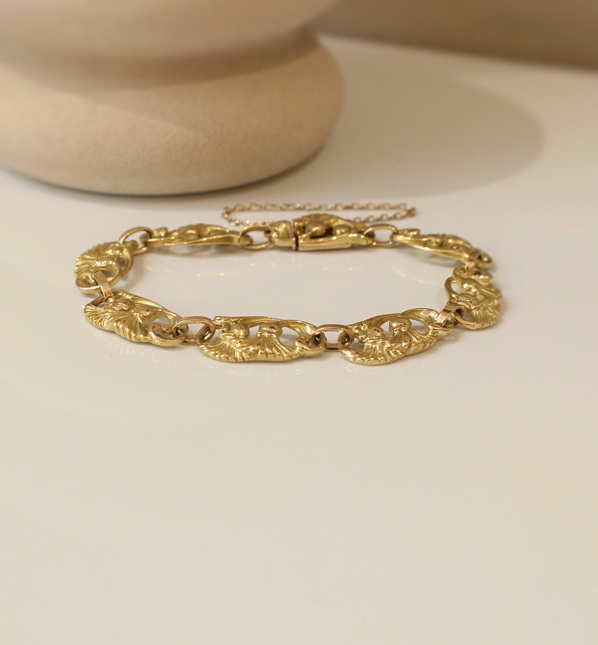 Bracelet ancien époque Art nouveau à motifs floraux. en or jaune 18K