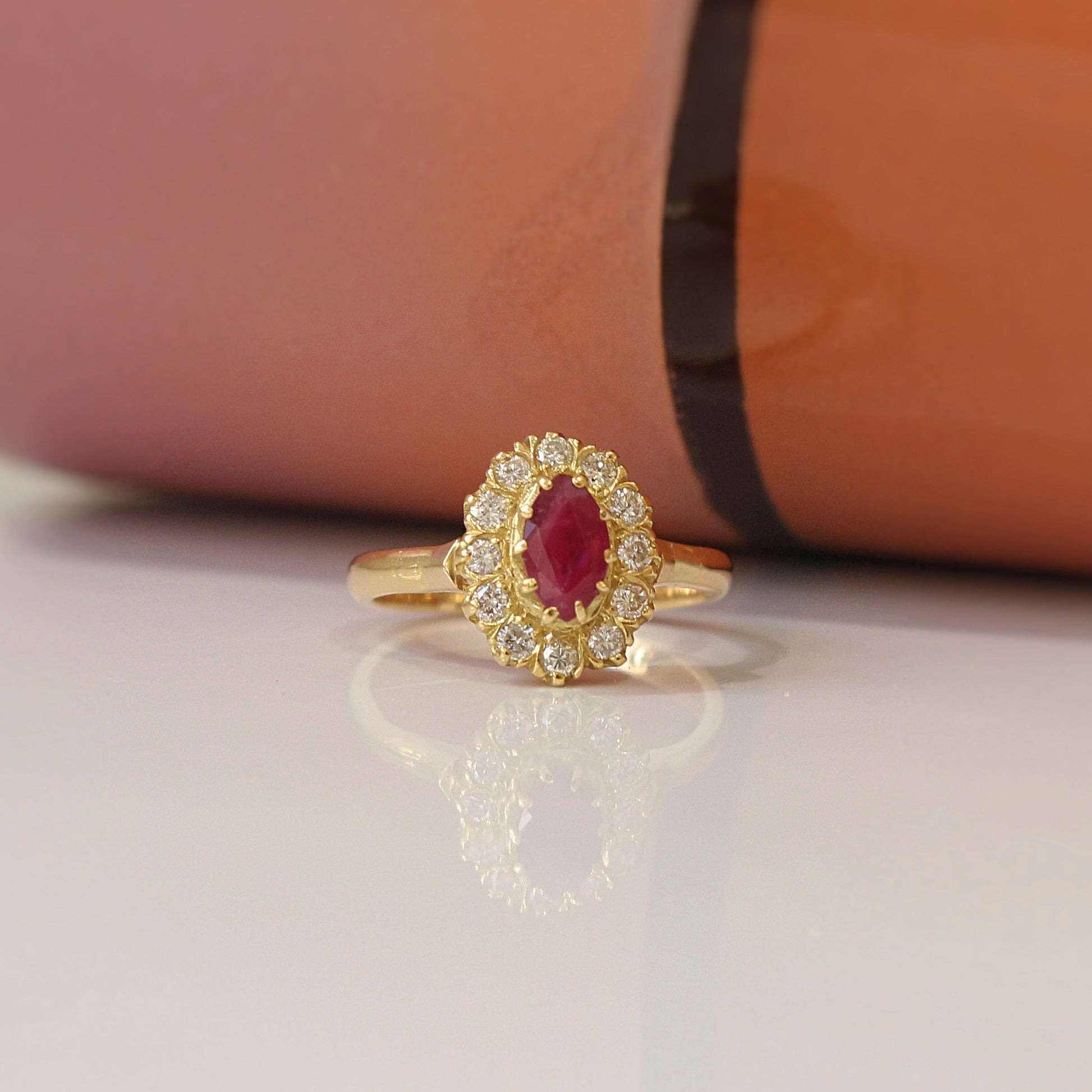 charmante petite bague marguerite avec rubis et diamants, monture en or jaune 750/1000