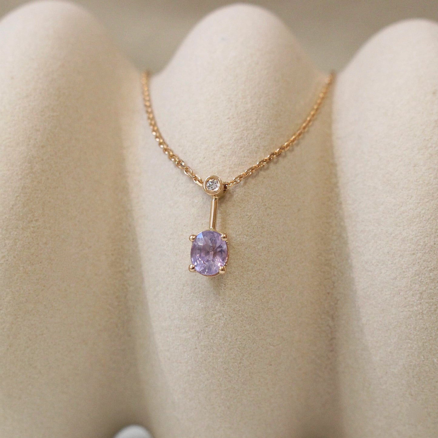 saphir lila et diamant montés sur collier en or rose
