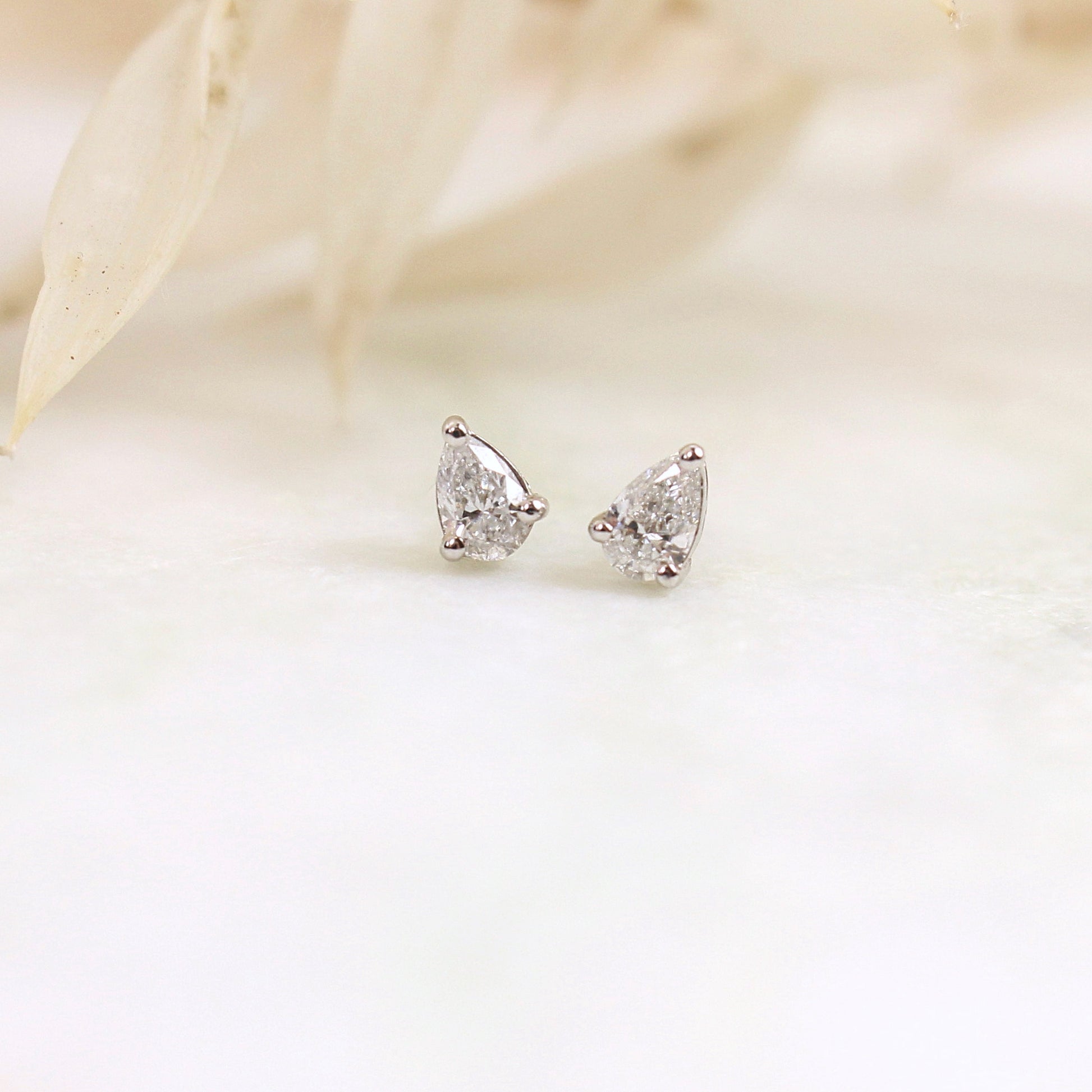 puces d'oreilles diamants taille poire sertis 3 griffes- monture en or blanc 18k