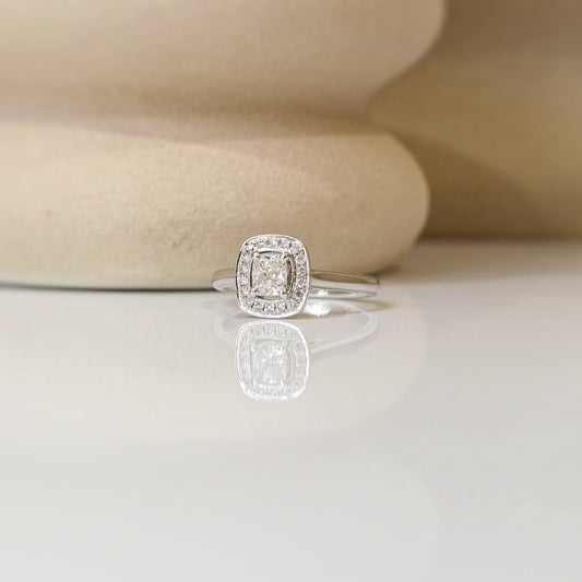 Très beau diamant taille coussin entouré de diamants sur une monture en or gris 18k