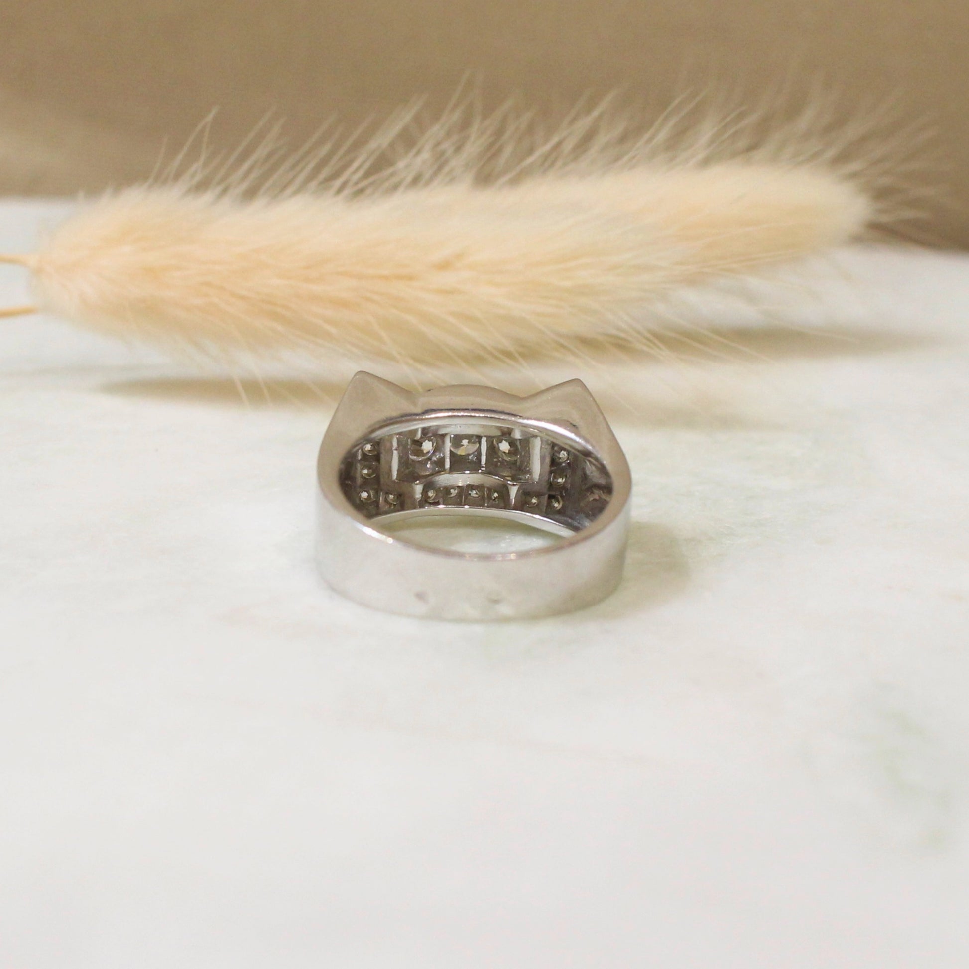 Panier bague inspiration art déco avec pavage de diamants