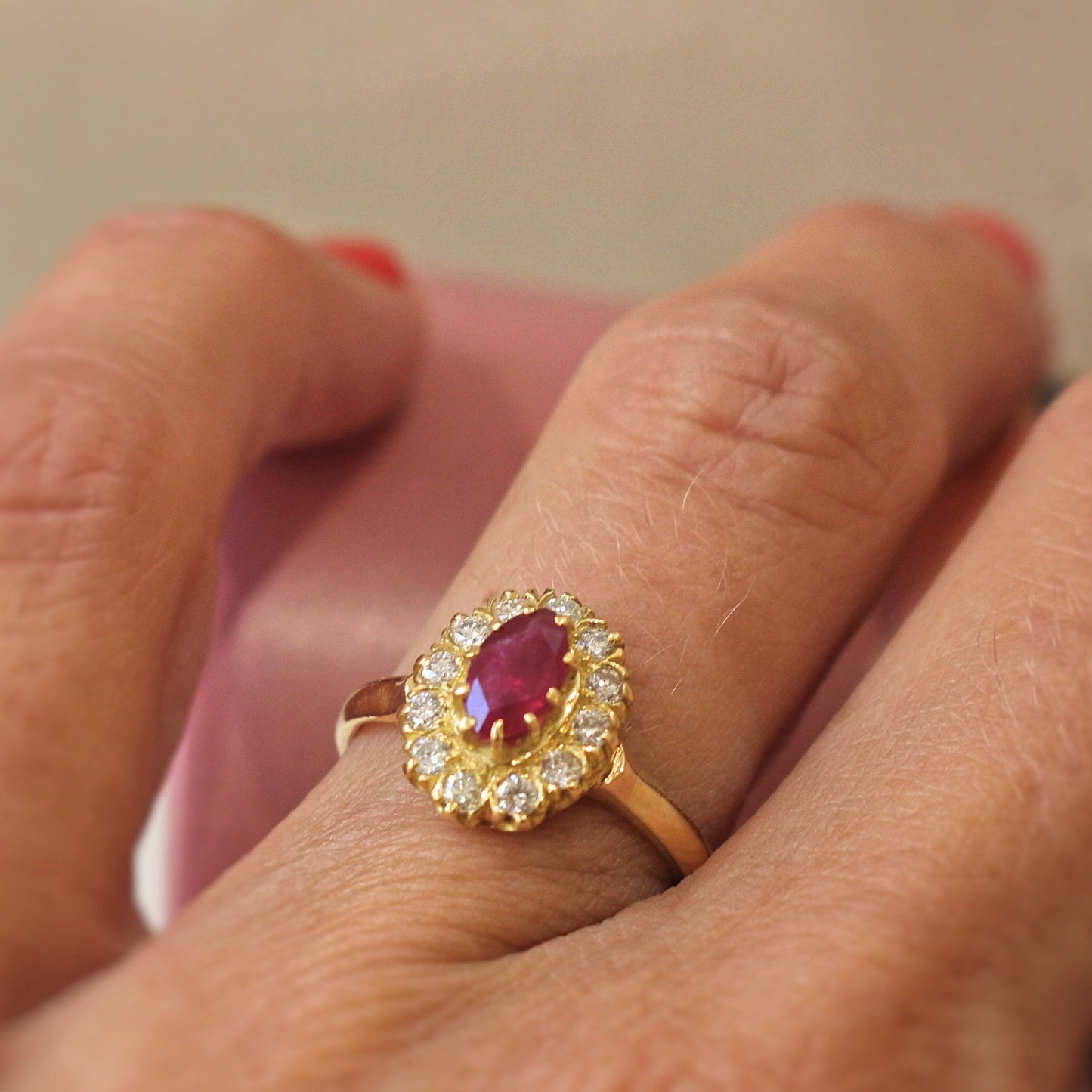 petite bague marguerite, bague de fiançailles avec rubis taille navette et diamants