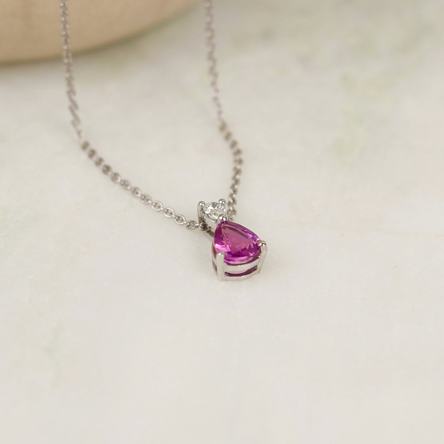 Superbe saphir rose fushia taille poire et un diamant taille poire pour ce collier en or blanc18k