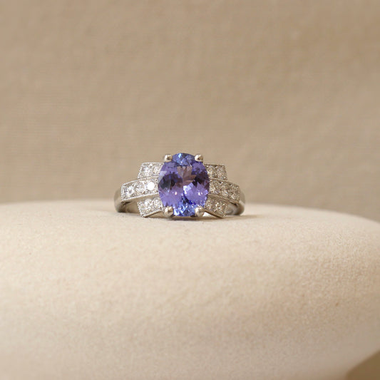 Superbe tanzanite taille ovale pour cette bague esprit art déco/motifs géométriques pavés de diamants