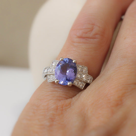 un esprit art déco pour cette bague avec enson centre une tanzanite de 1,83 carat épaulée de diamants