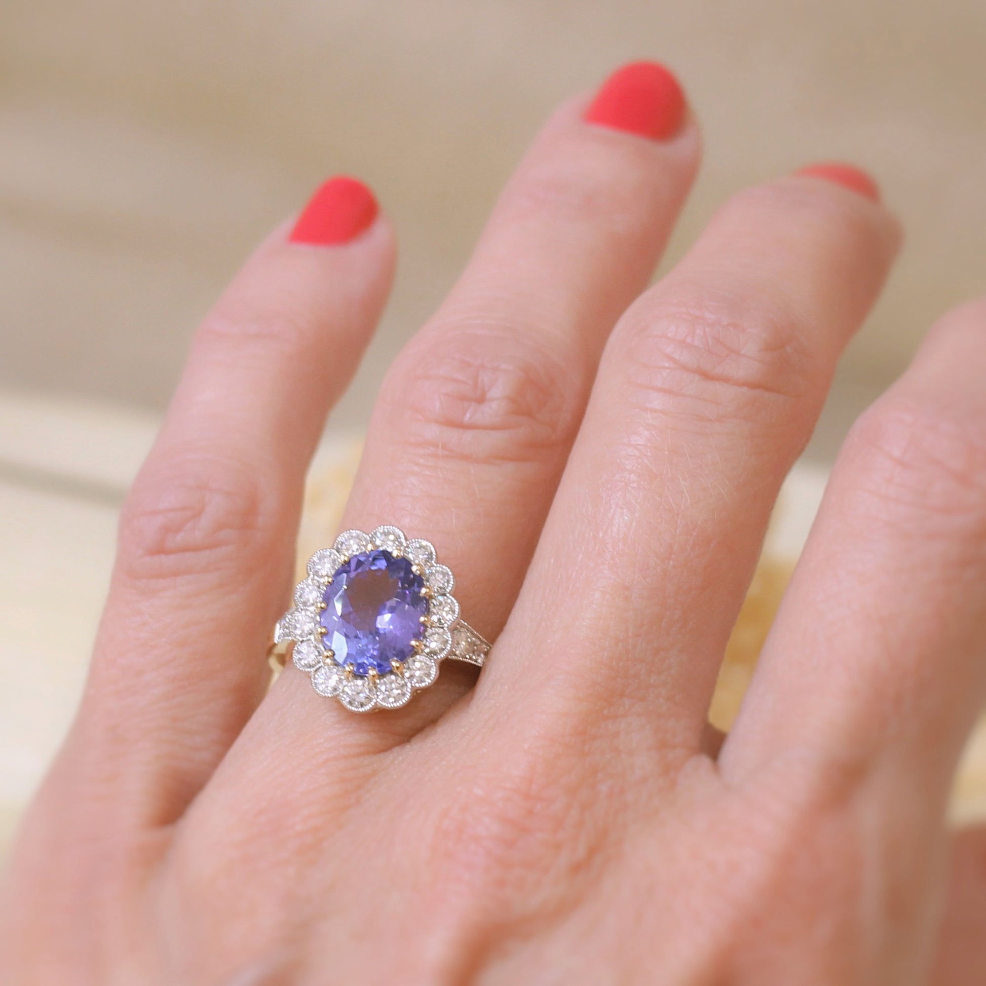 Un grand classique de la joaillerie française : la bague marguerite; Tanzanite taille ovale avec entourage diamants