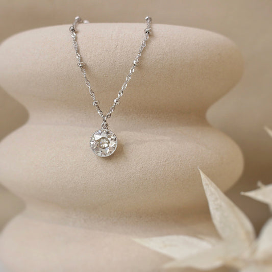 un magnifique diamant taille ancienne de 1,30 carat en serti clos perlé sur une monture en or blanc 18k