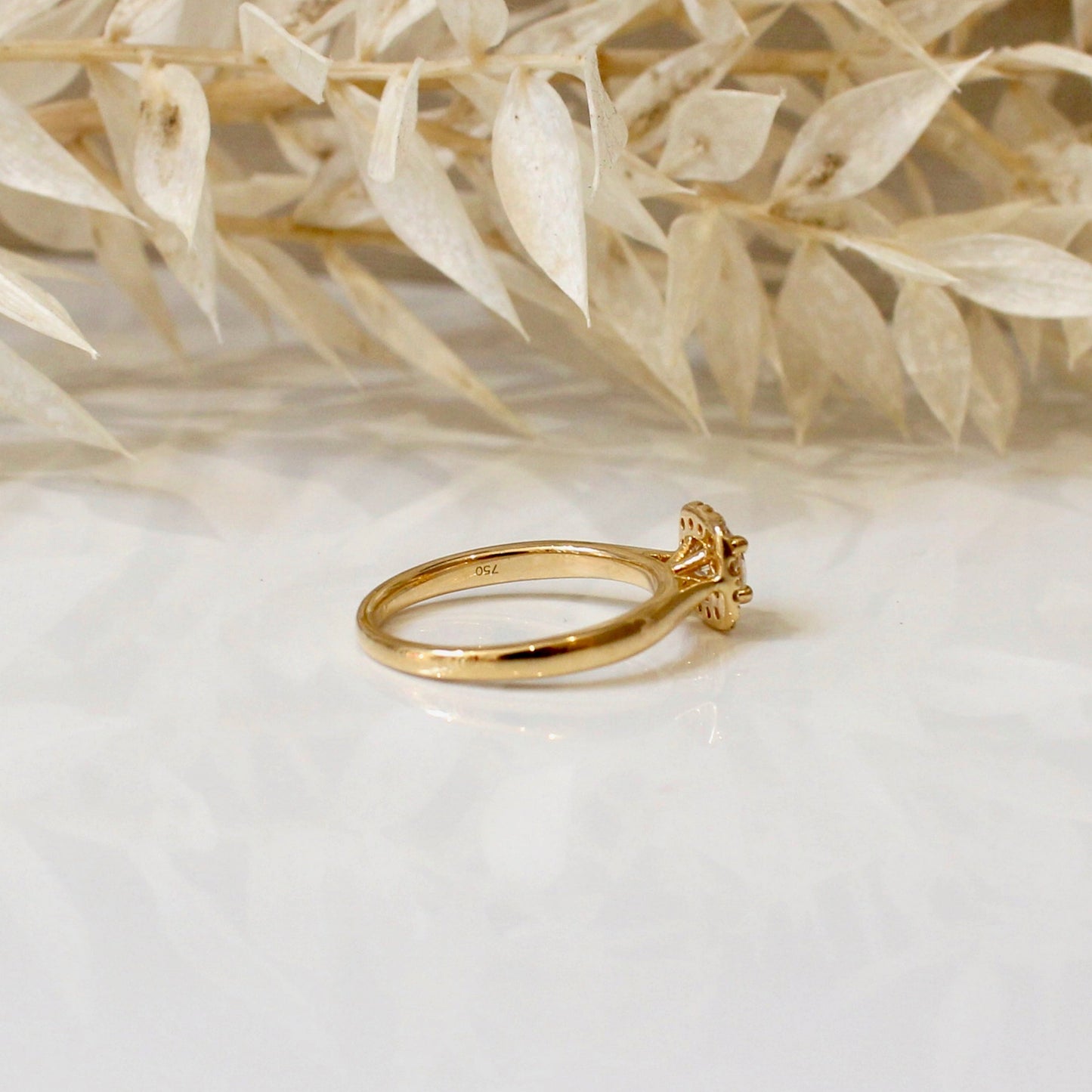Solitaire bague de fiançailles. pierre centrale diamant 0,40carat et entourage pavage diamants