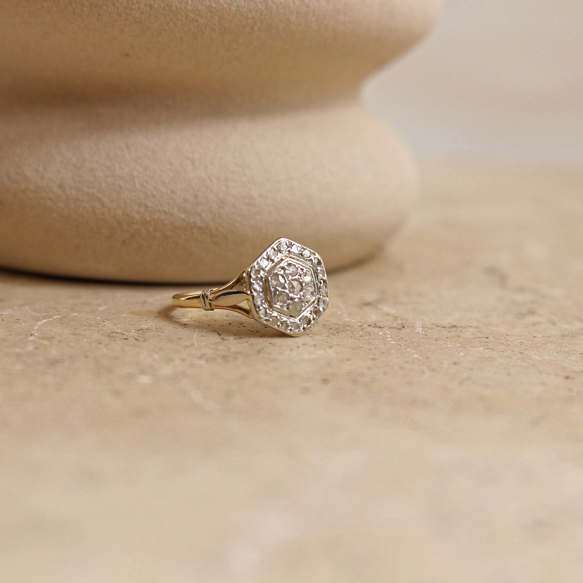 Très jolie bague ancienneor 2 tons- un dessin géométrique hexagonal très représentaif de l'époque art déco- pavages de diamants taille en rose
