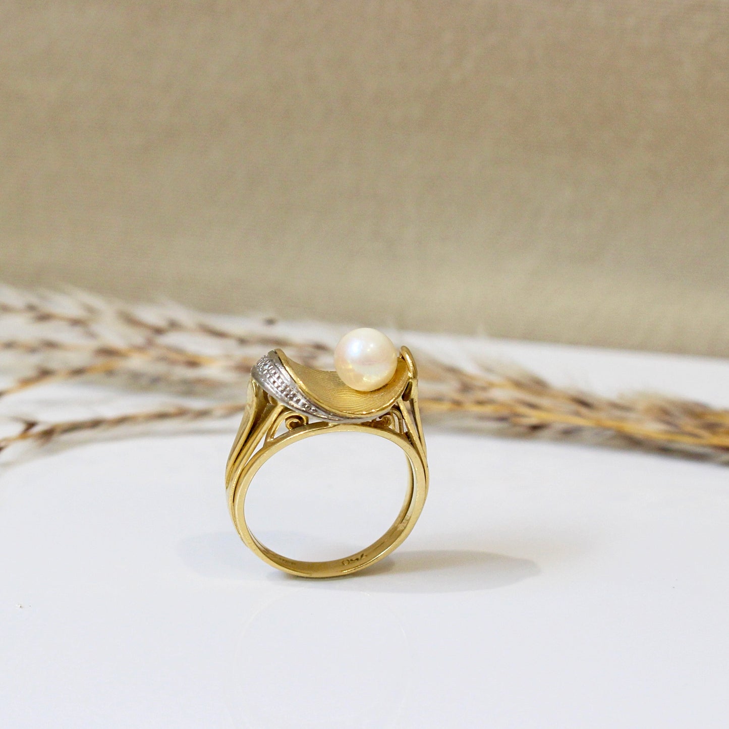 Bague ancienne originale, époque art déco, corps de bague formant une vague avec une perle de culture sur le dessus