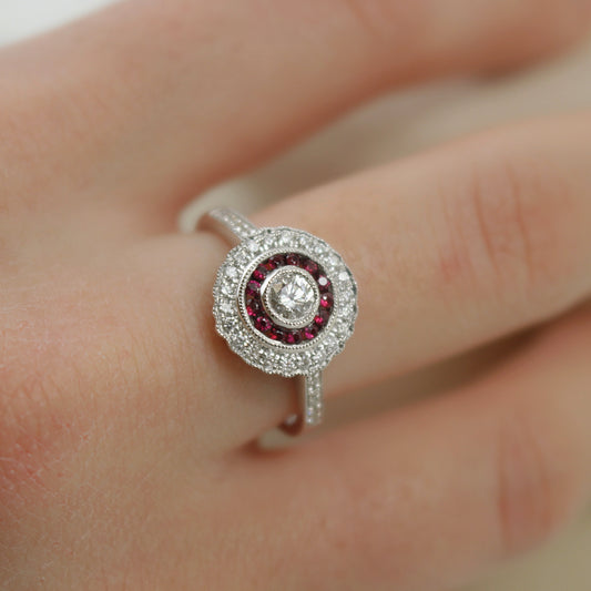 superbe bague esprit art déco ornée de diamants et de rubis, fil filigrane