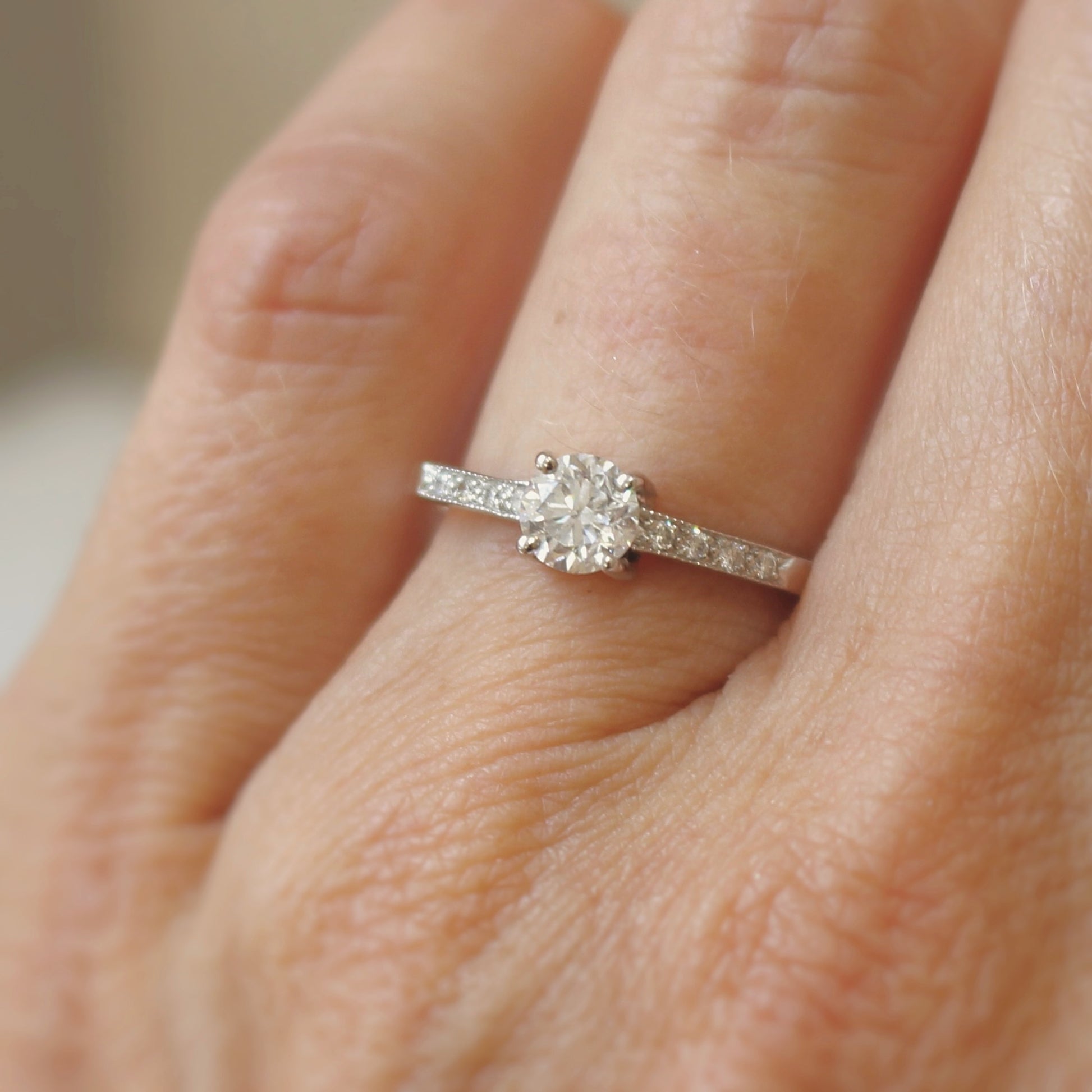 bague de fiançailles en or gris et diamants/SOLITAIRE ÉPAULÉ