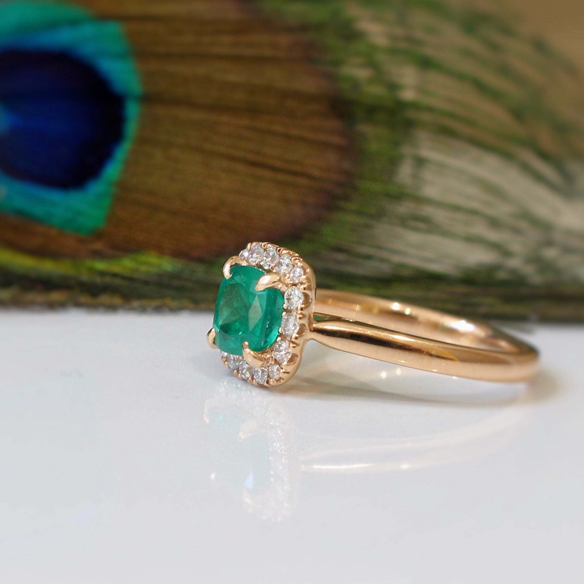 Bbague de fiançailles émeraude entourage diamants, monture en or rose 18k