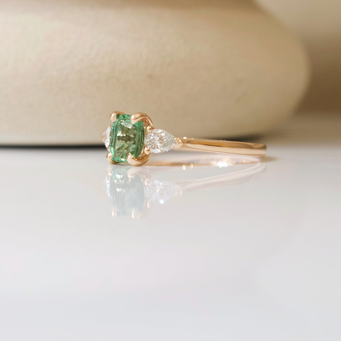 Tourmaline verte et diamants sur monture en or rose 750/1000