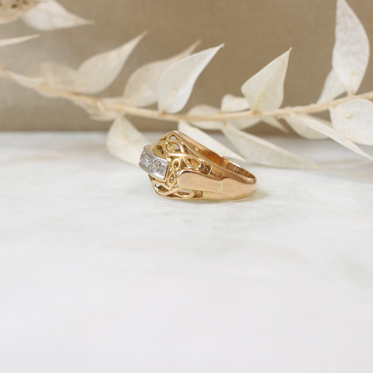 epaule de bague de style tank entièrement ouvragée et lignes de diamants sur platine 
