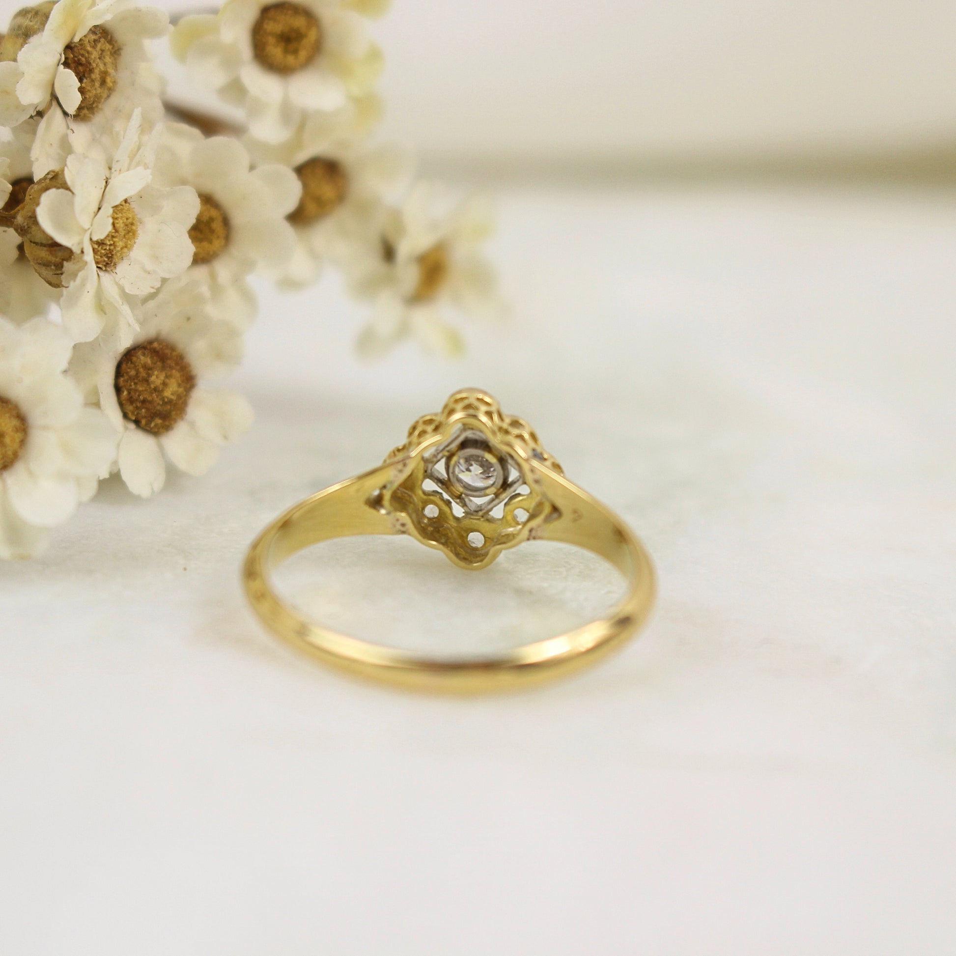 bague ancienne en or jaune 18k- panier ajouré orné de diamants sertis sur platine 