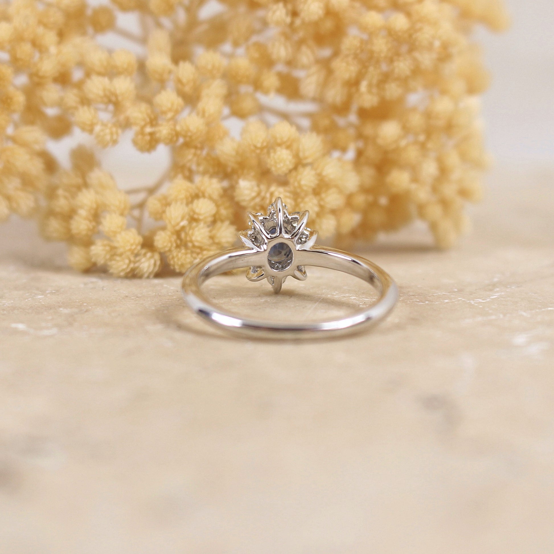 Bague marguerite en saphir et diamants sur or blanc 