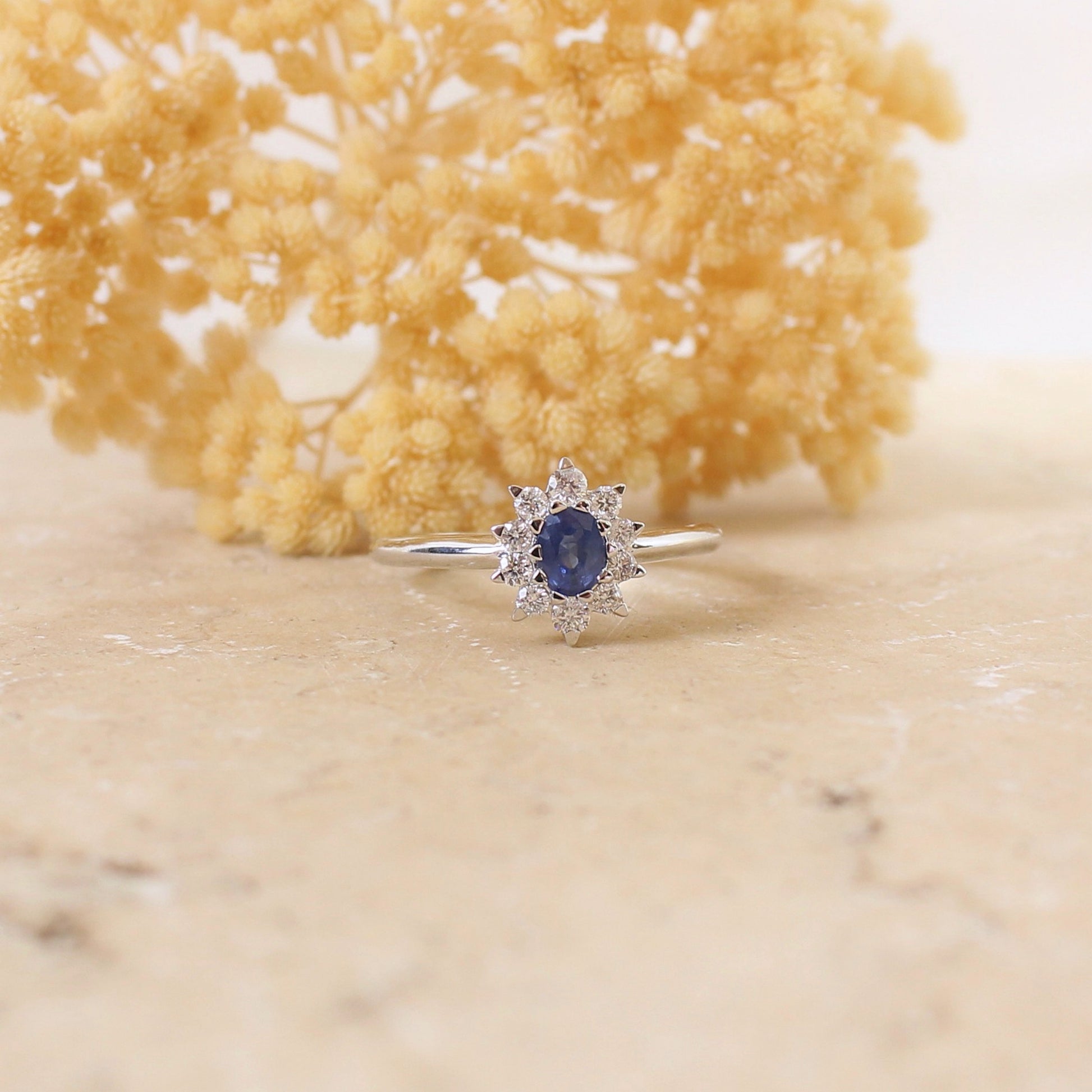 La marguerite saphir et diamants classique de la joaillerie 