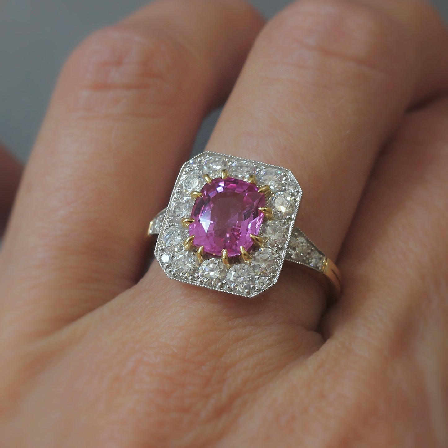 Superbe bague saphir rose entièrement entouré de diamants sertis sur platine, corps de bague en or jaune