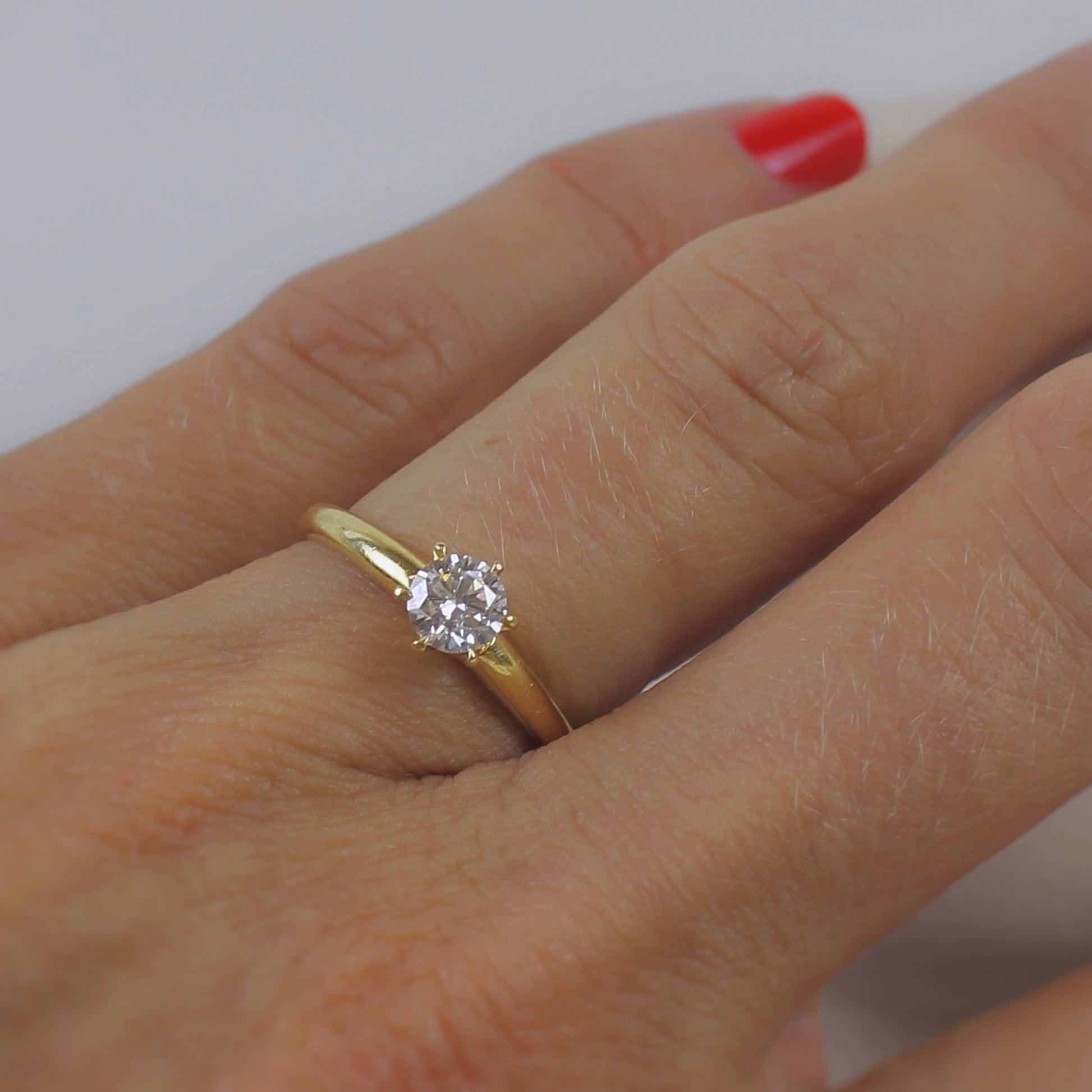 Bague solitaire diamant de 0,40 carat sur une monture en or jaune