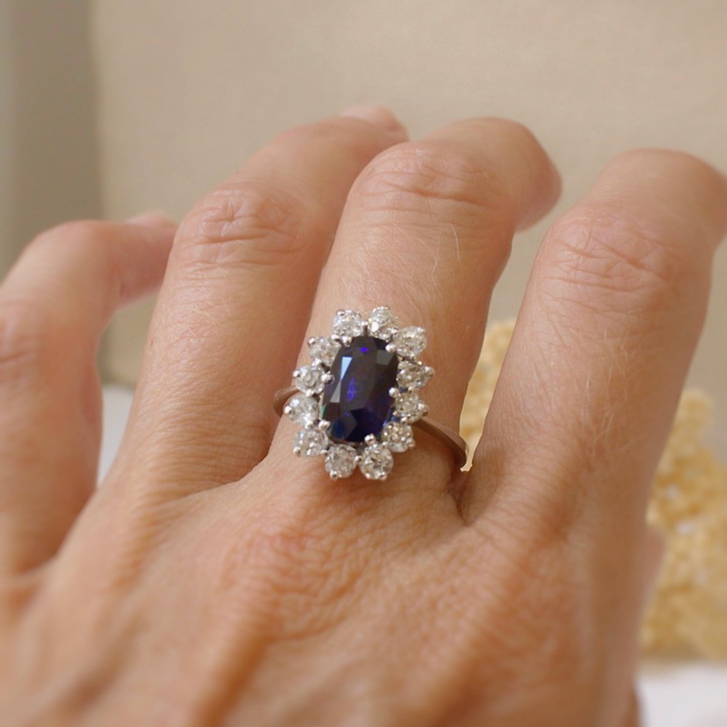 Bague Marguerite Saphir taille coussin entourage diamants