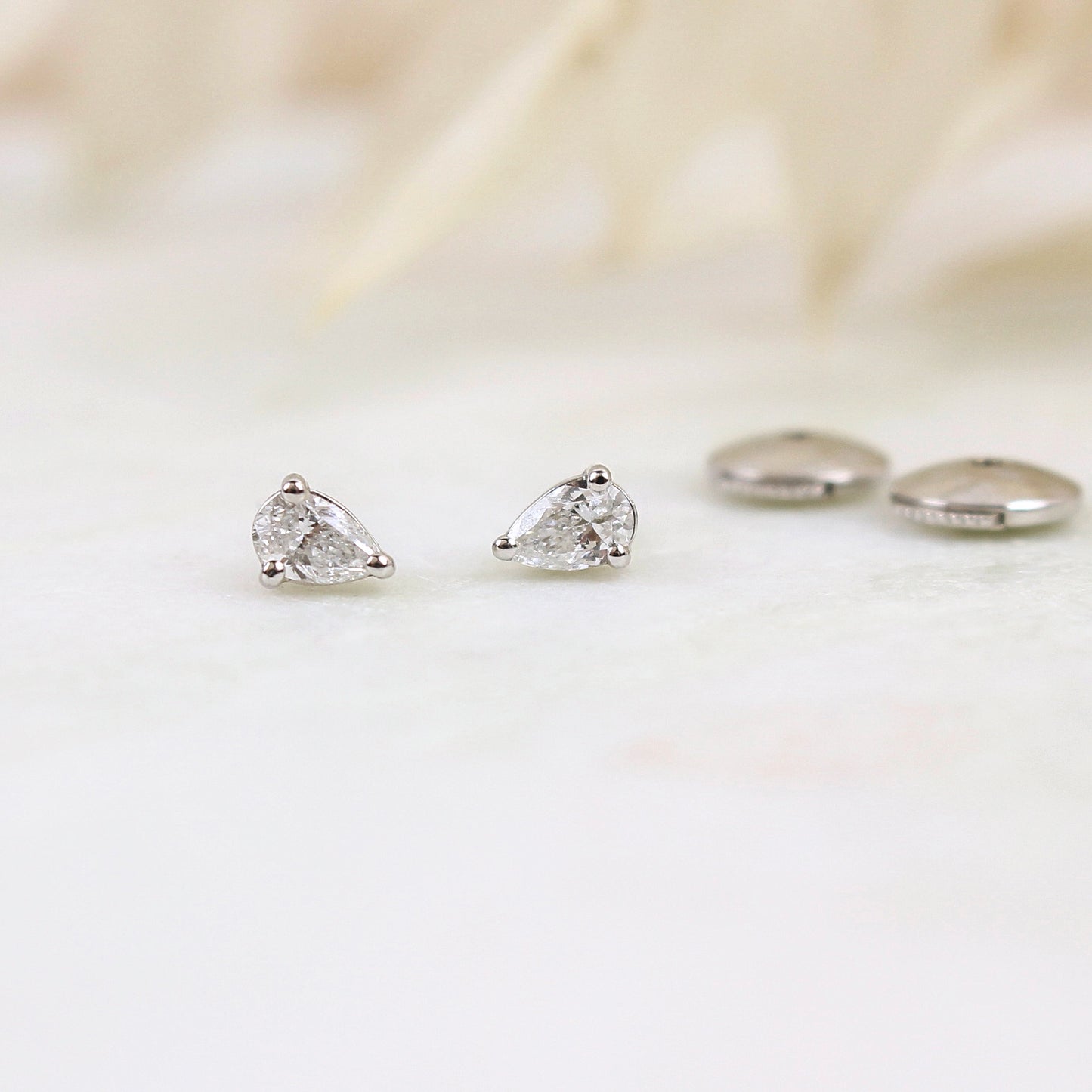 boucles d'oreilles puces diamant taille en poire de 0,16 et 0,17carat 