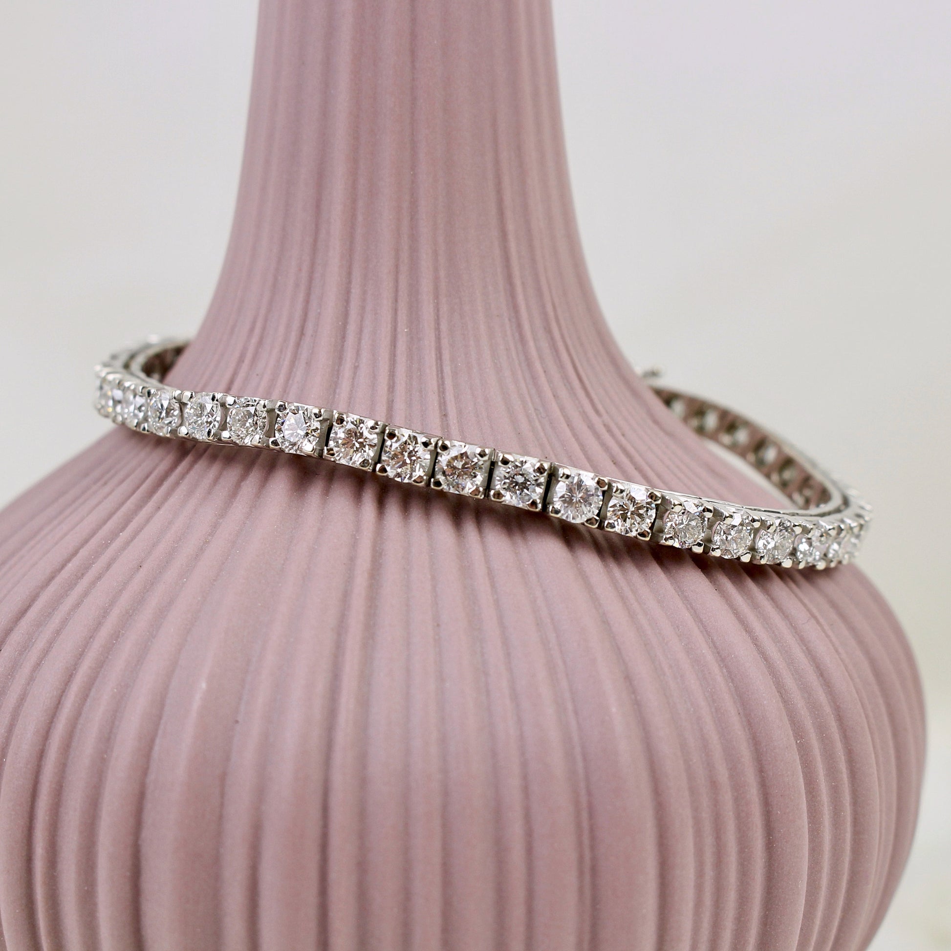 Bracelet souple ligne de diamants dit bracelet tennis/poids total des diamants 7,48 carats