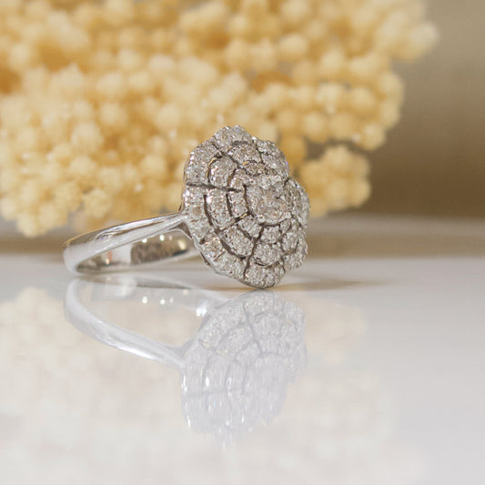 élégante bague fleur en diamants sertis sur or gris 18k