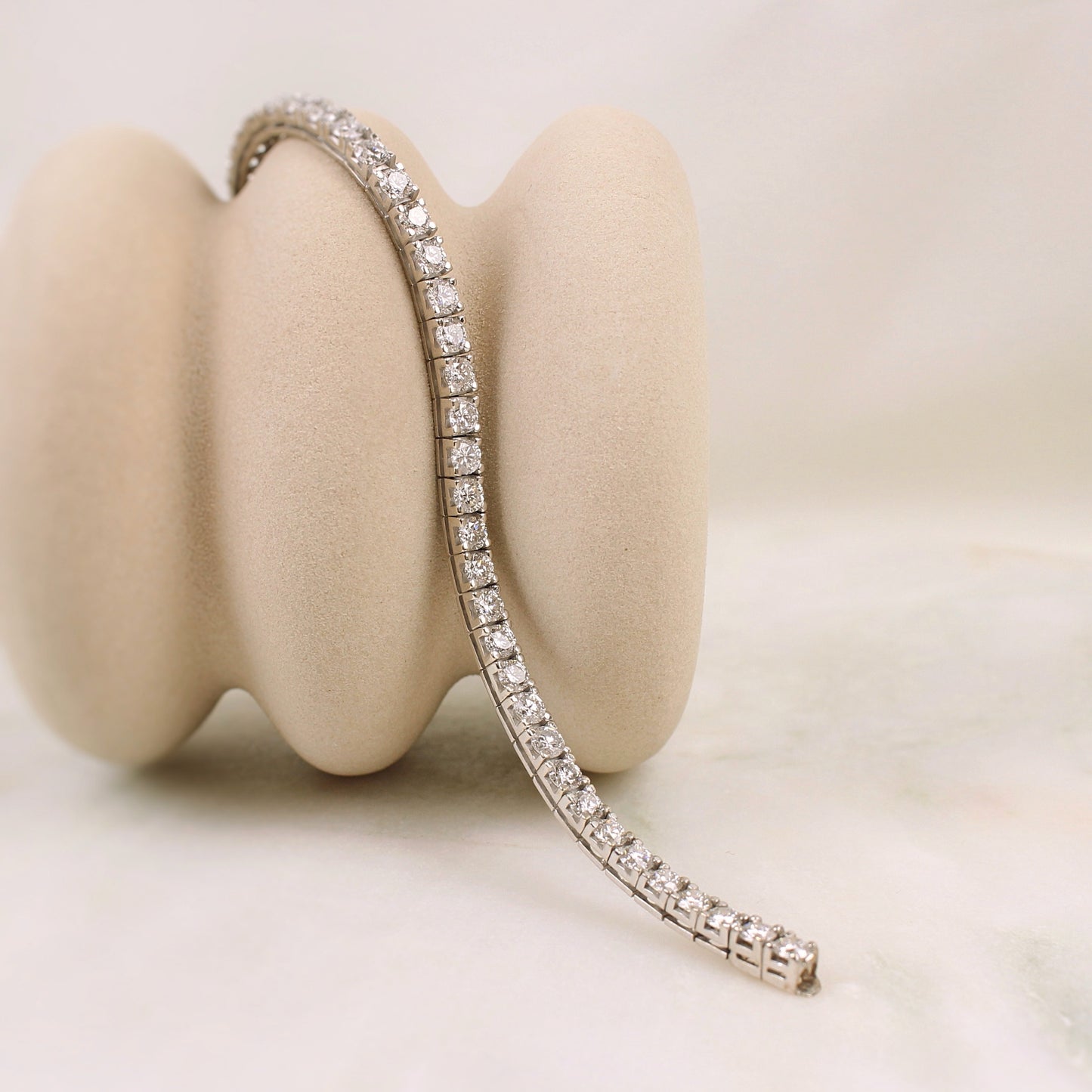 Rivière de diamants pour 7,48 carats/bracelet diamants sur or blanc 18k