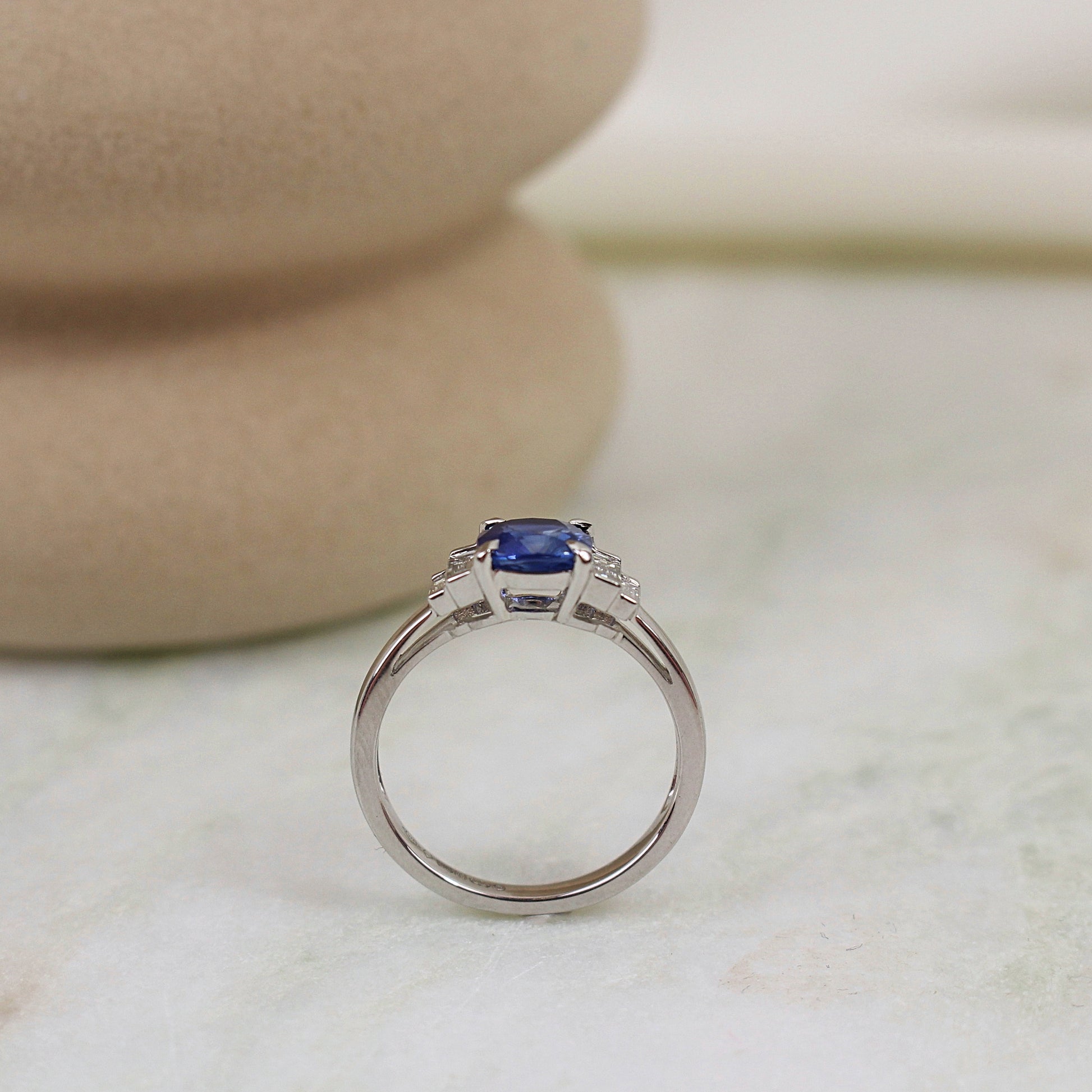 Bague saphir coussin épaulé de diamants baguette – bijouterieballanger