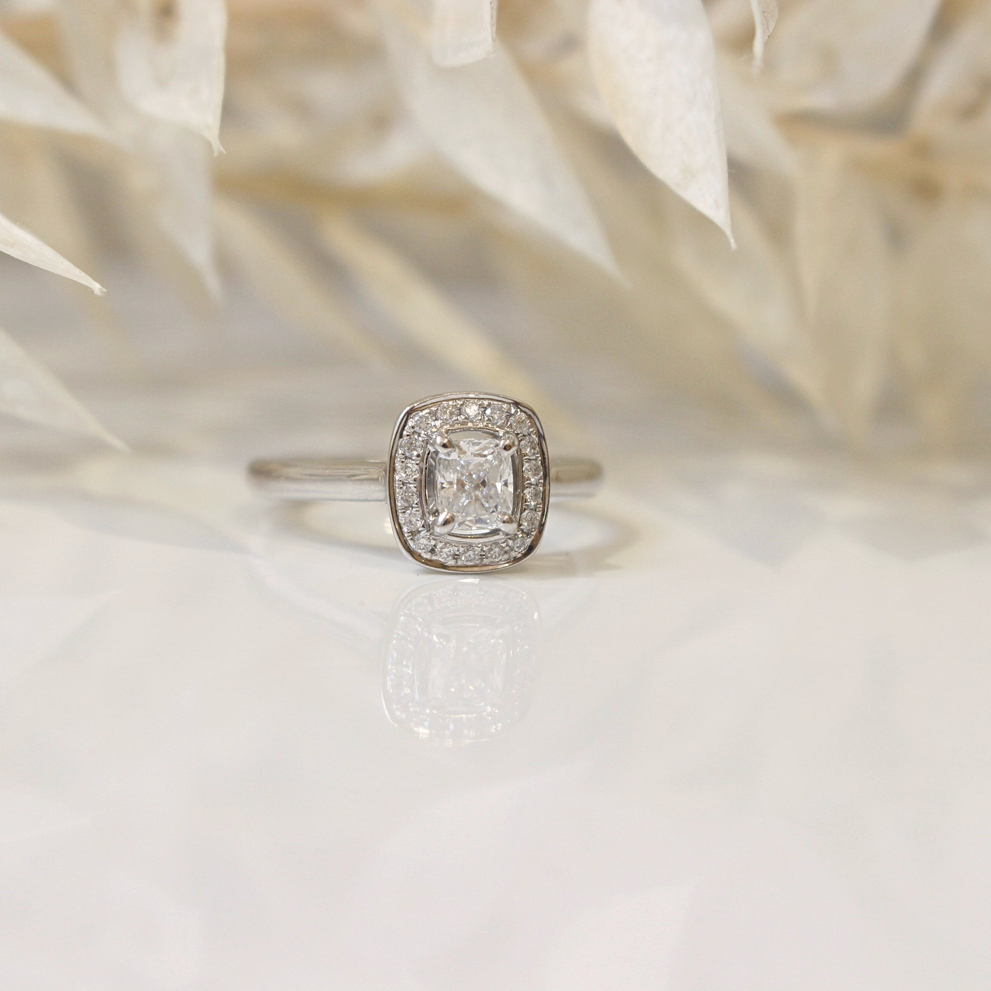 Solitaire diamant, entourage diamants, or gris 18k