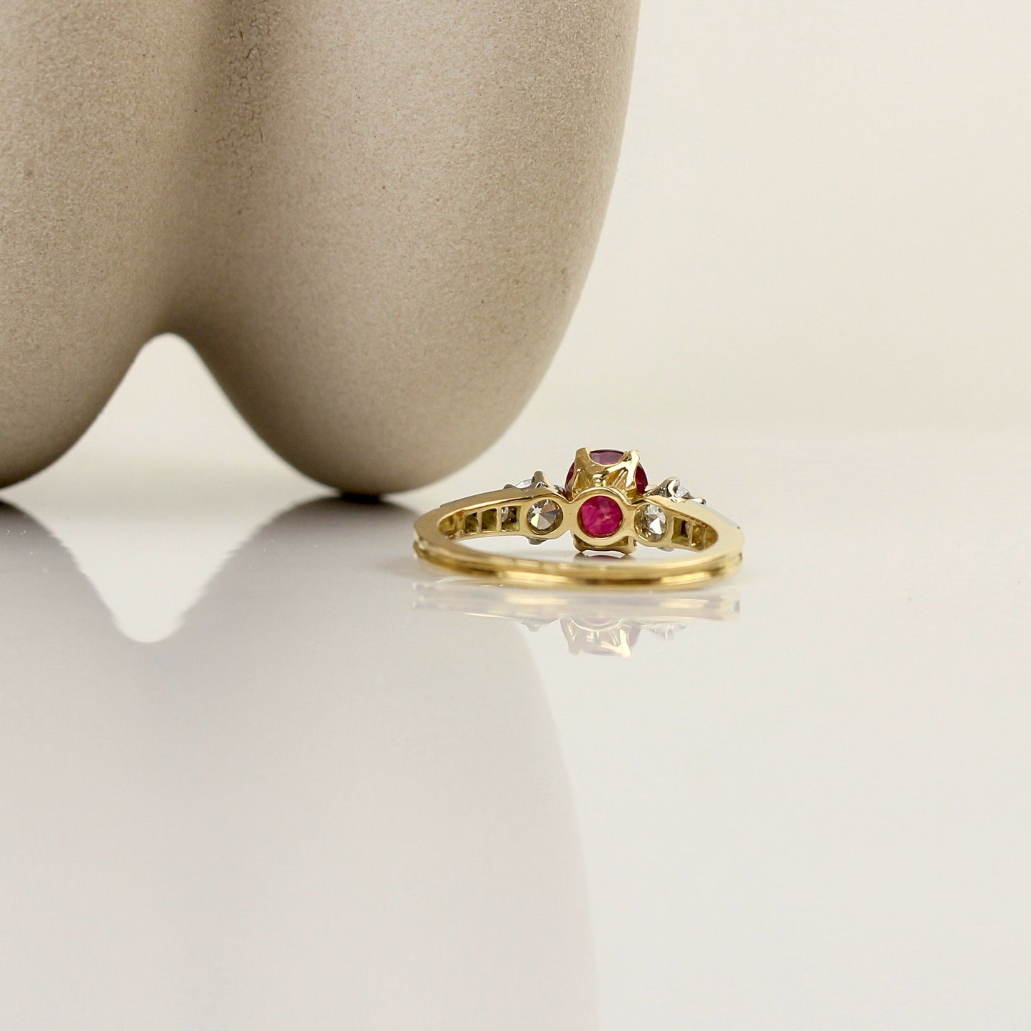 Bague solitaire Rubis épaulé diamants