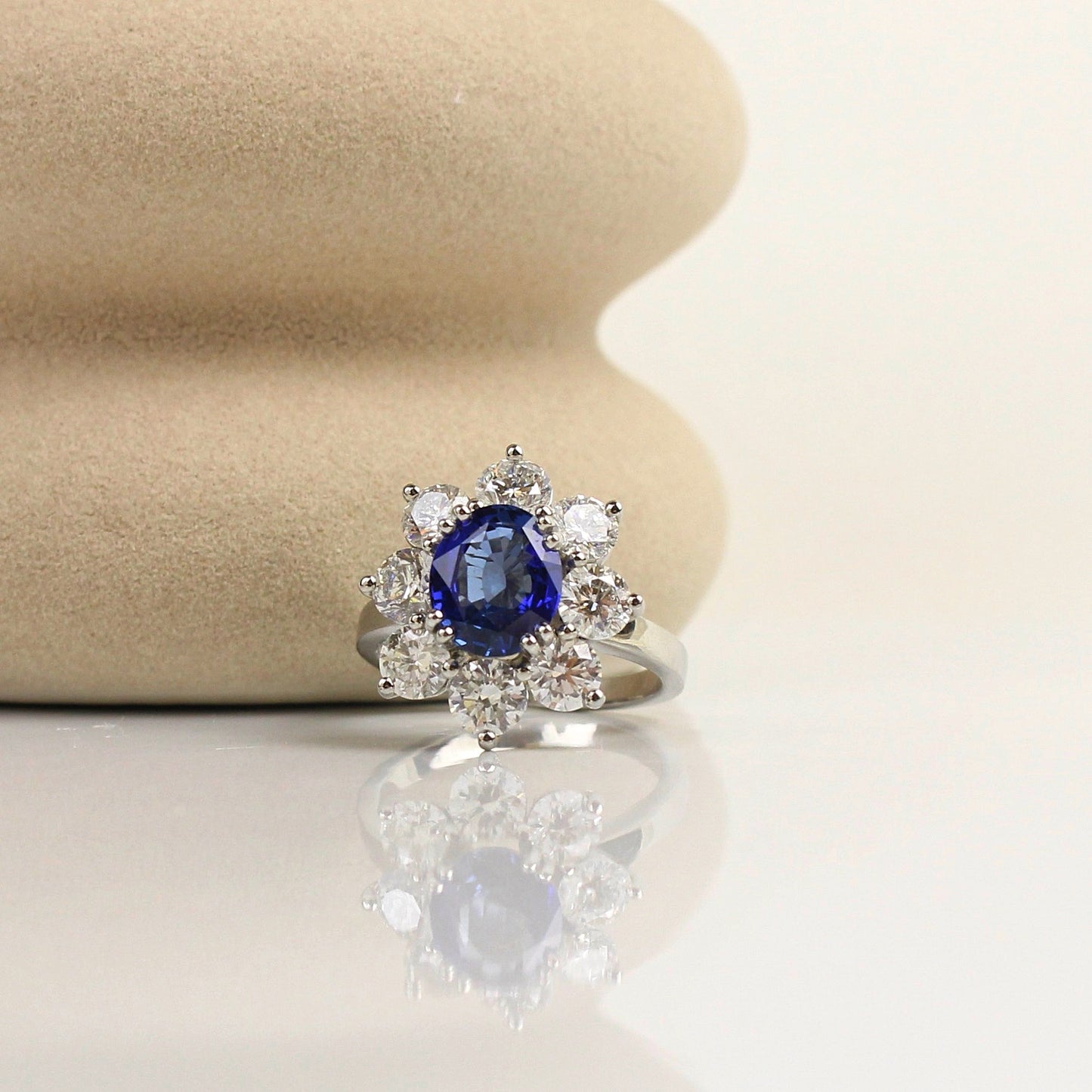 Superbe bague margurite en saphir et diamants, couleur bleue superbe