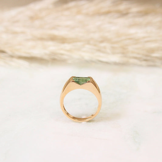 tourmaline verte sertie dans la masse d'une bague jonc en or rose